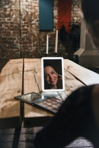 Зеркало с подсветкой, сенсорный выключатель, диммер, часы, термометр Uniel TLD-591 TLD-591 Brown/LED/80Lm/6000K/Dimmer/T+M (UL-00004160)